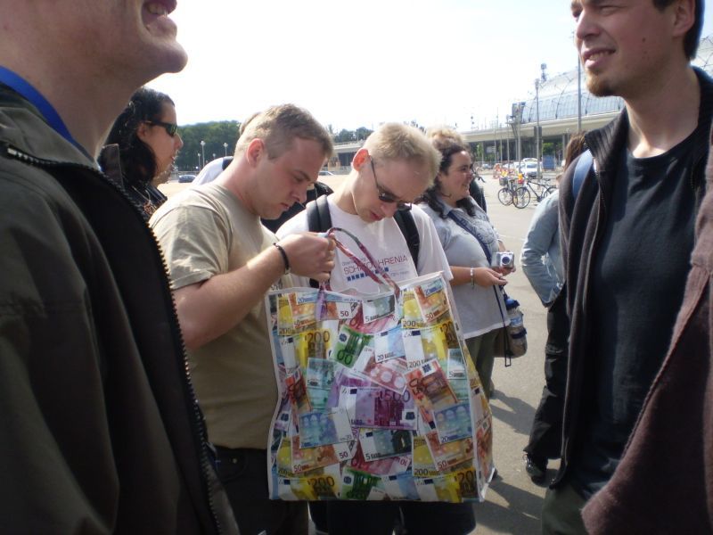 Checking new public serials in front of the Hauptbahnhof (haemoglobin, Prynde, taucher, avij, N0W1K, Nerzhul)